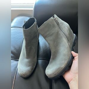 Sorel Joan of Arctic Wedge II Zip booties in the "Quarry" (gray) color.